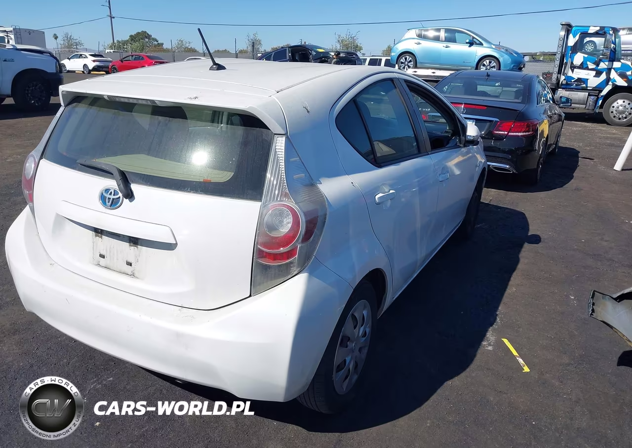 2014 Toyota Prius C Two VIN:JTDKDTB33E1562496 - 4