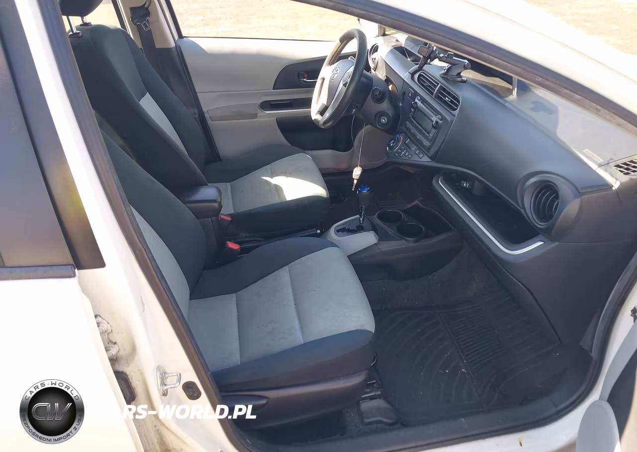 2014 Toyota Prius C Two VIN:JTDKDTB33E1562496 - 5