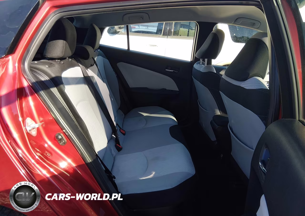 2018 Toyota Prius Three VIN:JTDKARFU4J3549981 - 18