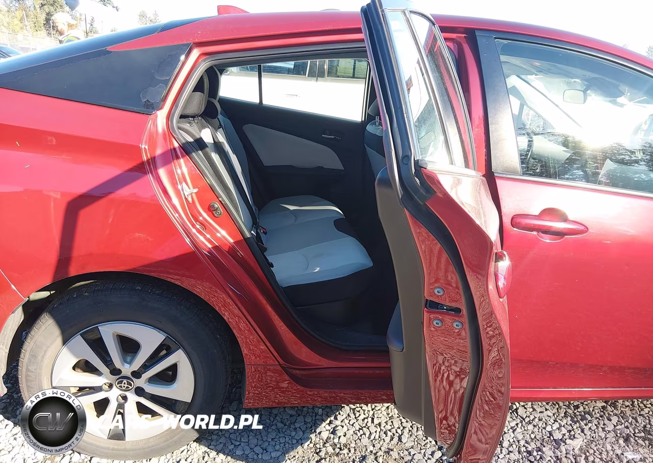 2018 Toyota Prius Three VIN:JTDKARFU4J3549981 - 8