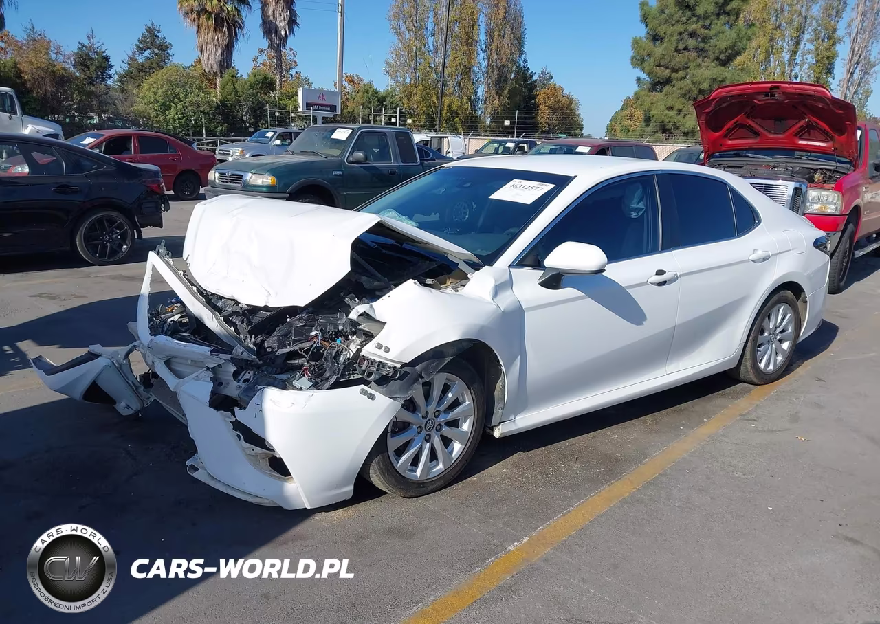2018 Toyota Camry Le VIN:4T1B11HK1JU563839 - 2