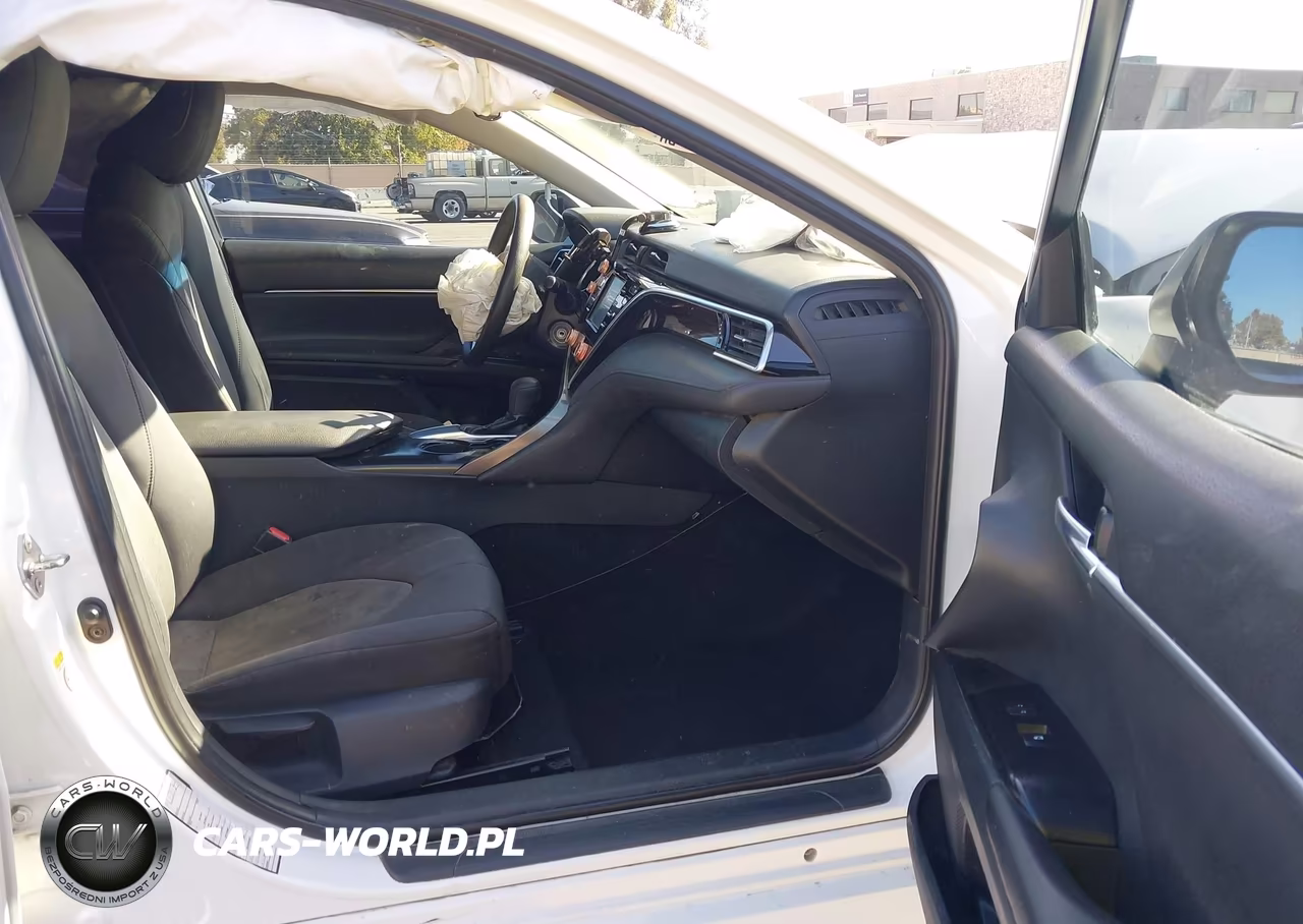 2018 Toyota Camry Le VIN:4T1B11HK1JU563839 - 5