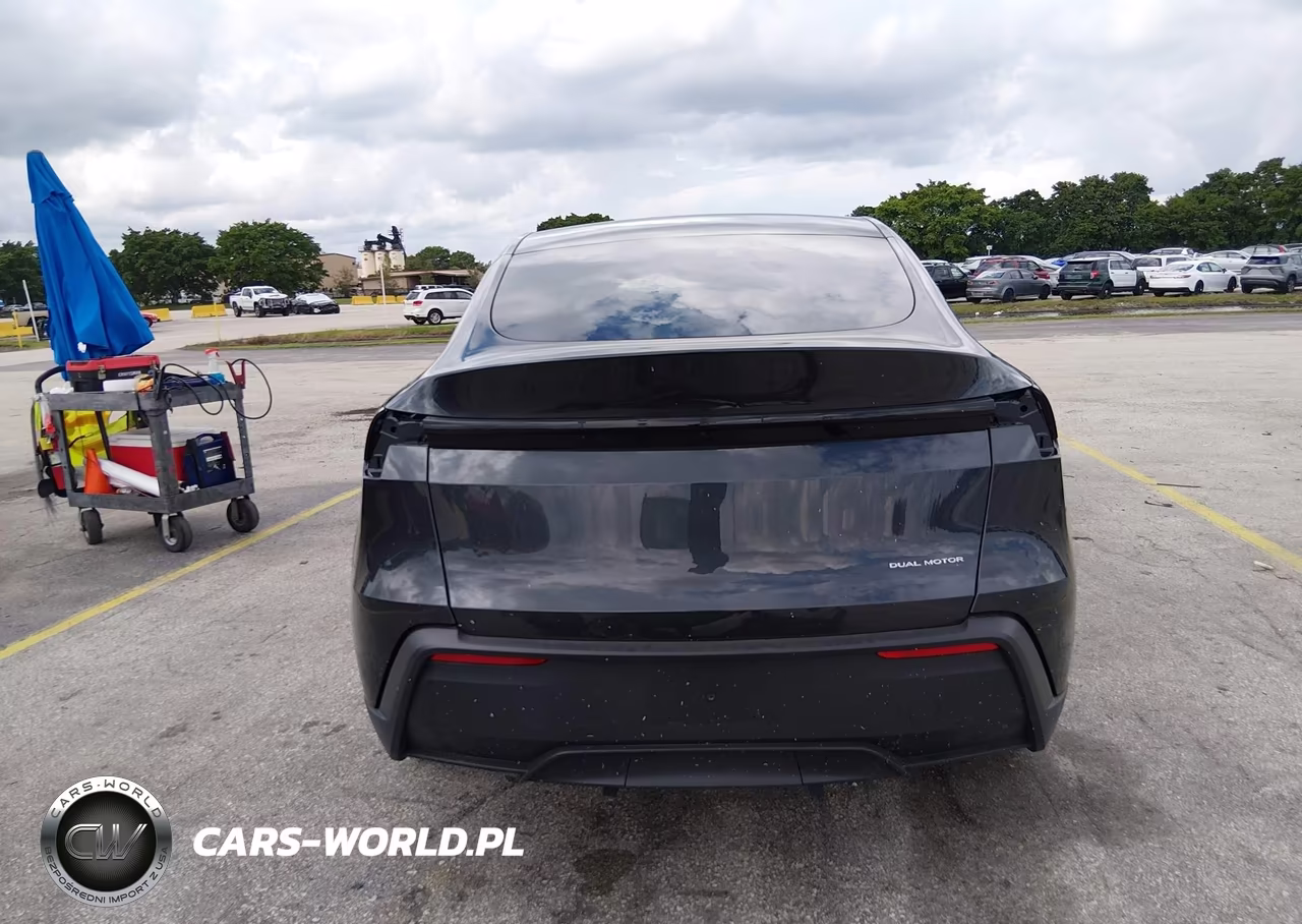 2026 Tesla Model Y VIN:7SAYGDEE8TA636536 - 16