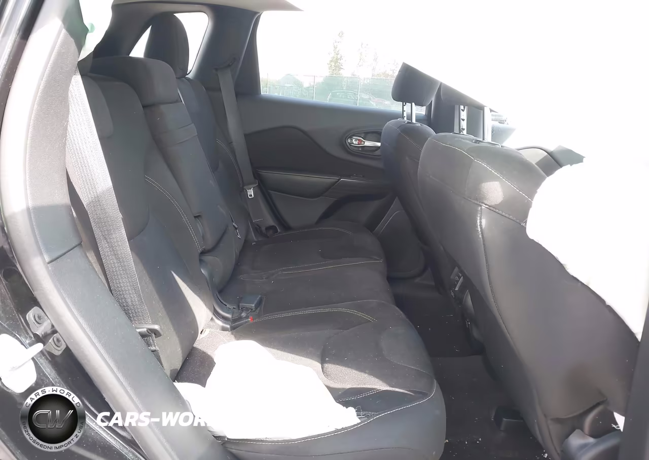 2016 Jeep Cherokee Latitude VIN:1C4PJMCS4GW252521 - 8
