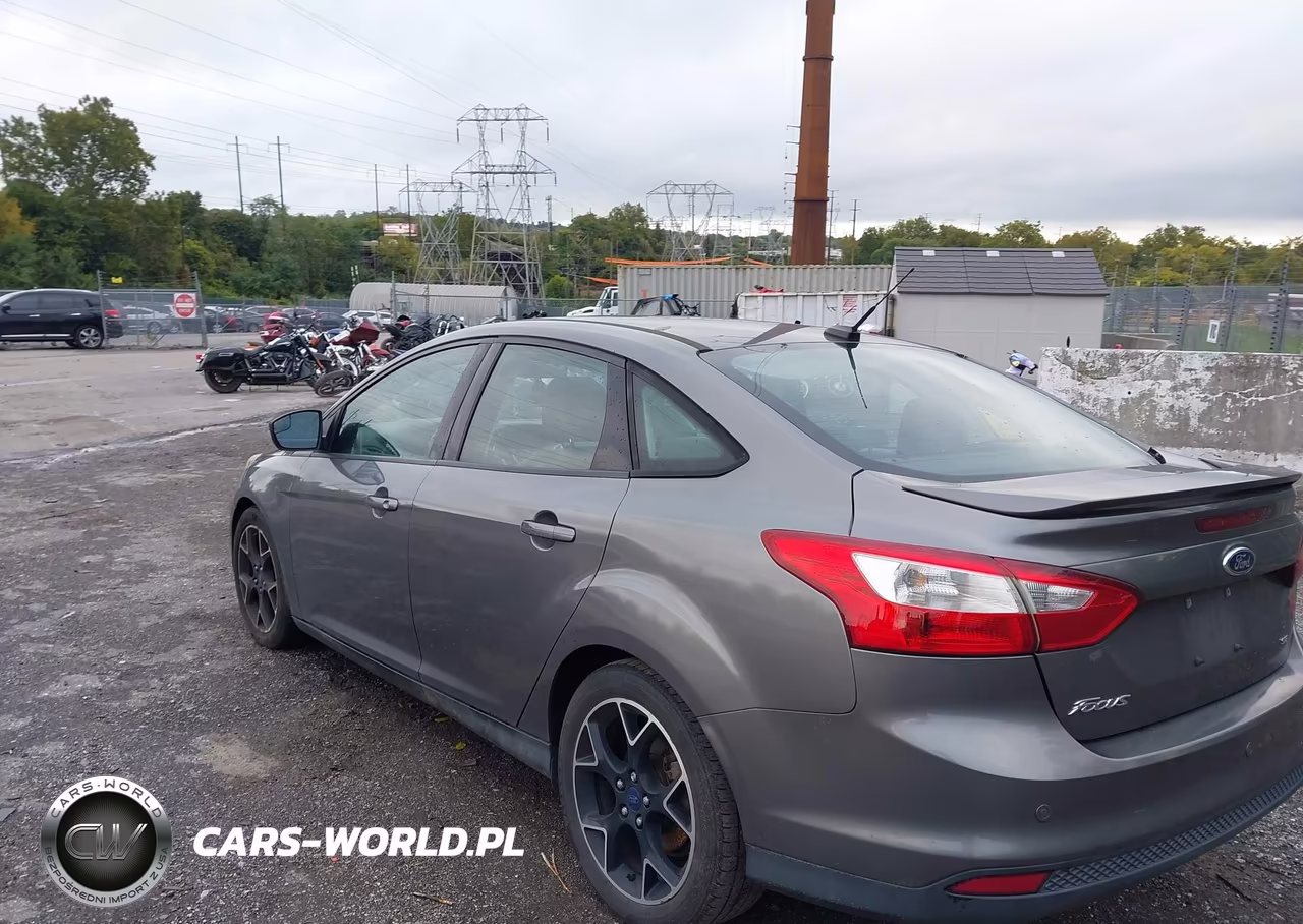 2014 Ford Focus Se VIN:1FADP3F24EL415759 - 3