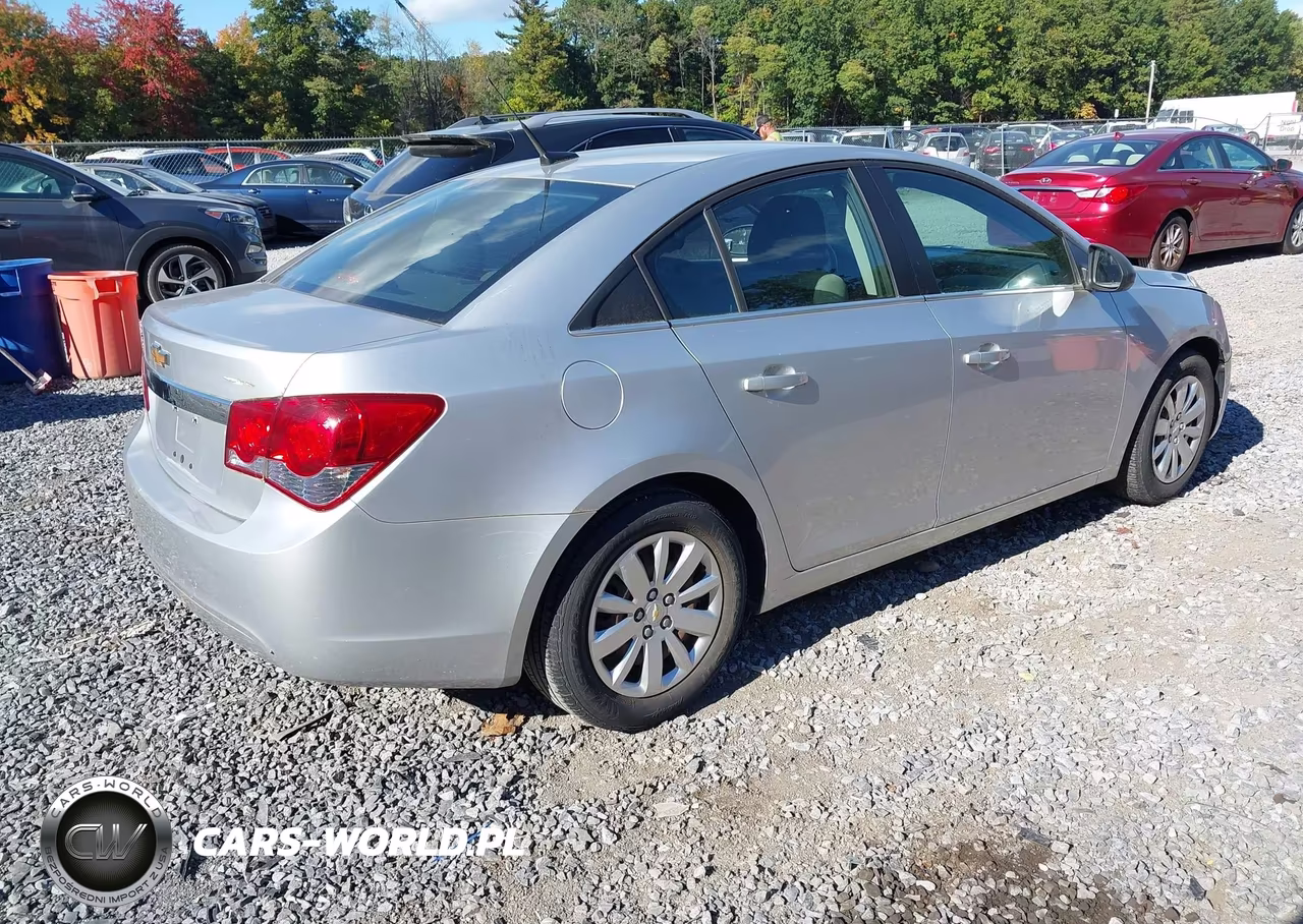 2011 Chevrolet Cruze Ls VIN:1G1PD5SH2B7305022 - 4