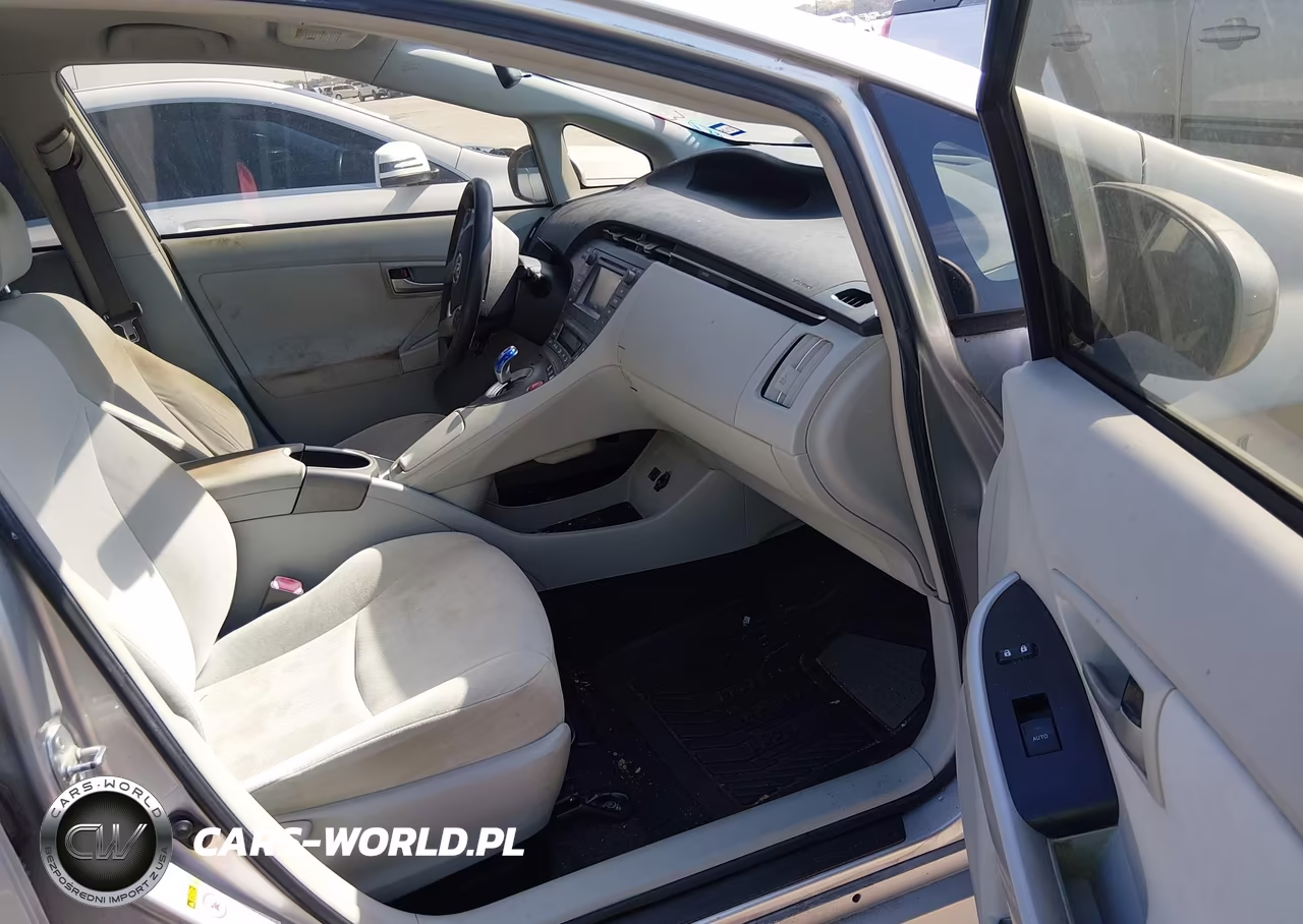2013 Toyota Prius Two VIN:JTDKN3DU8D5581328 - 5