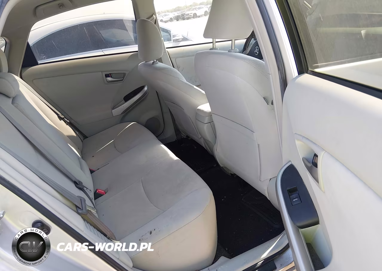 2013 Toyota Prius Two VIN:JTDKN3DU8D5581328 - 8