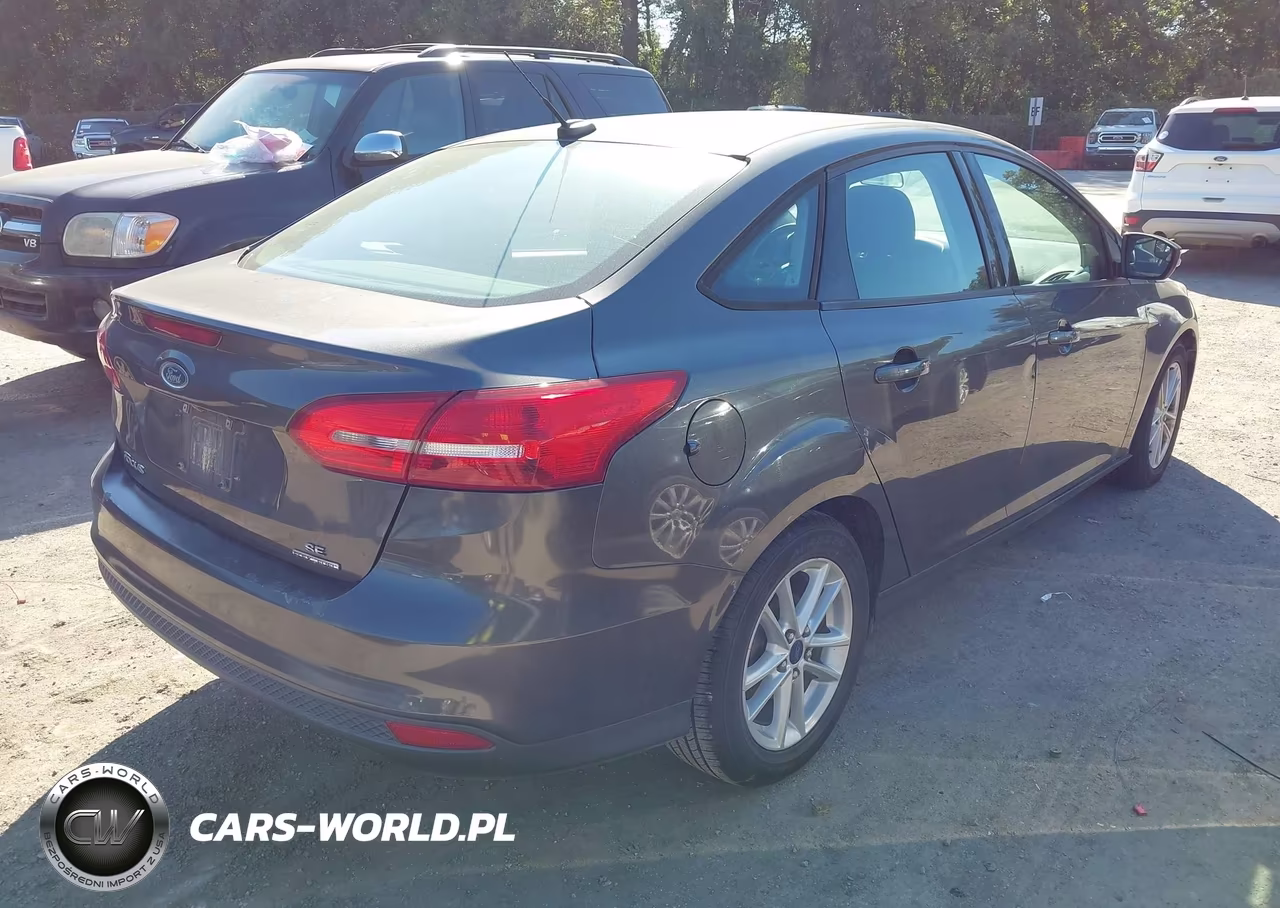 2015 Ford Focus Se VIN:1FADP3F20FL325543 - 4