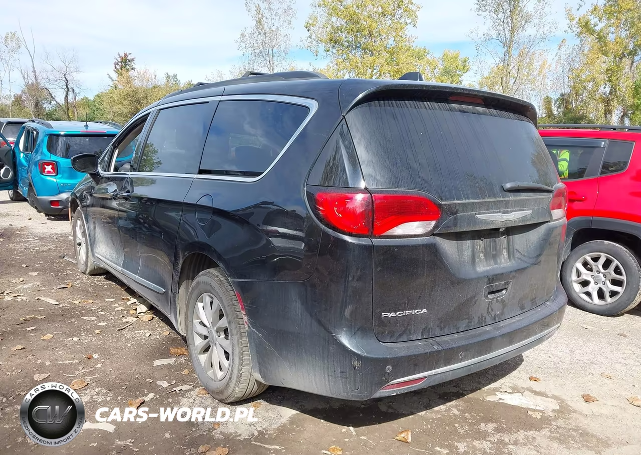 2017 Chrysler Pacifica Touring-L VIN:2C4RC1BG2HR704247 - 3