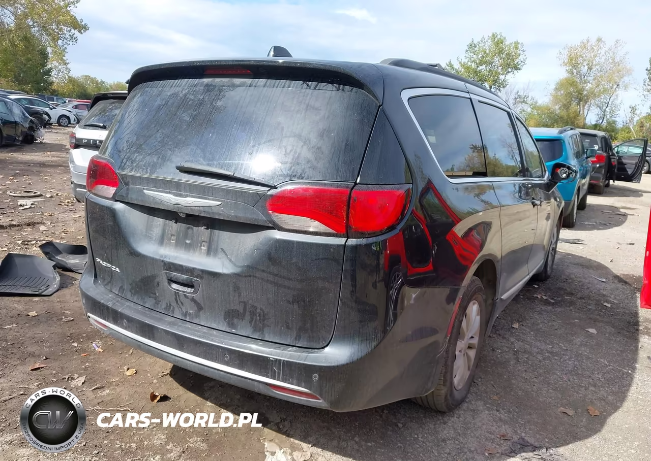 2017 Chrysler Pacifica Touring-L VIN:2C4RC1BG2HR704247 - 4