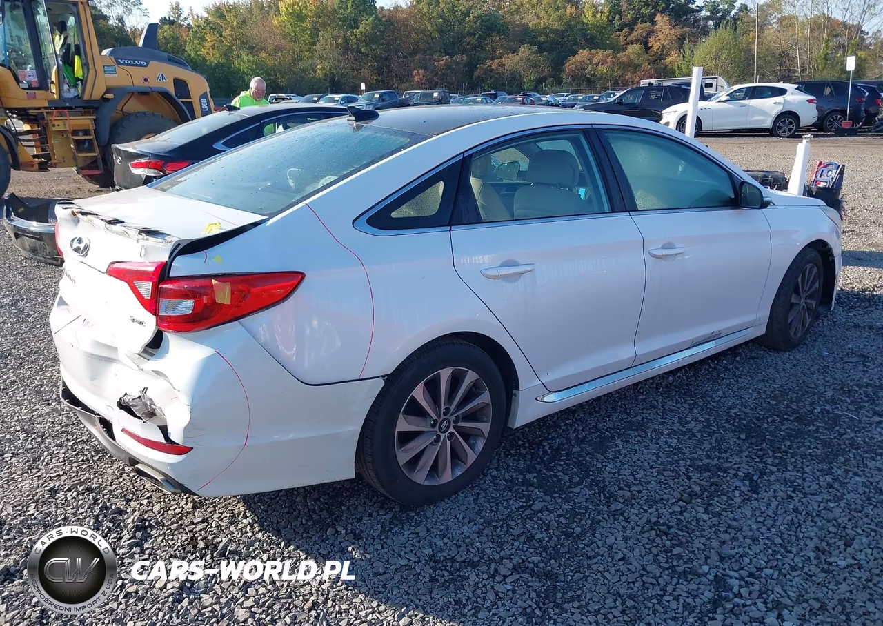 2015 Hyundai Sonata Sport VIN:5NPE34AF1FH099902 - 4