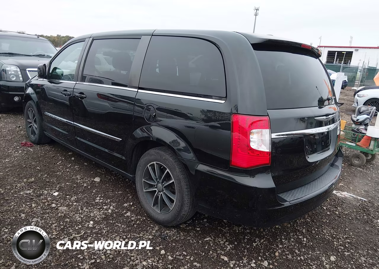 2015 Chrysler Town & Country S VIN:2C4RC1HG2FR553818 - 3