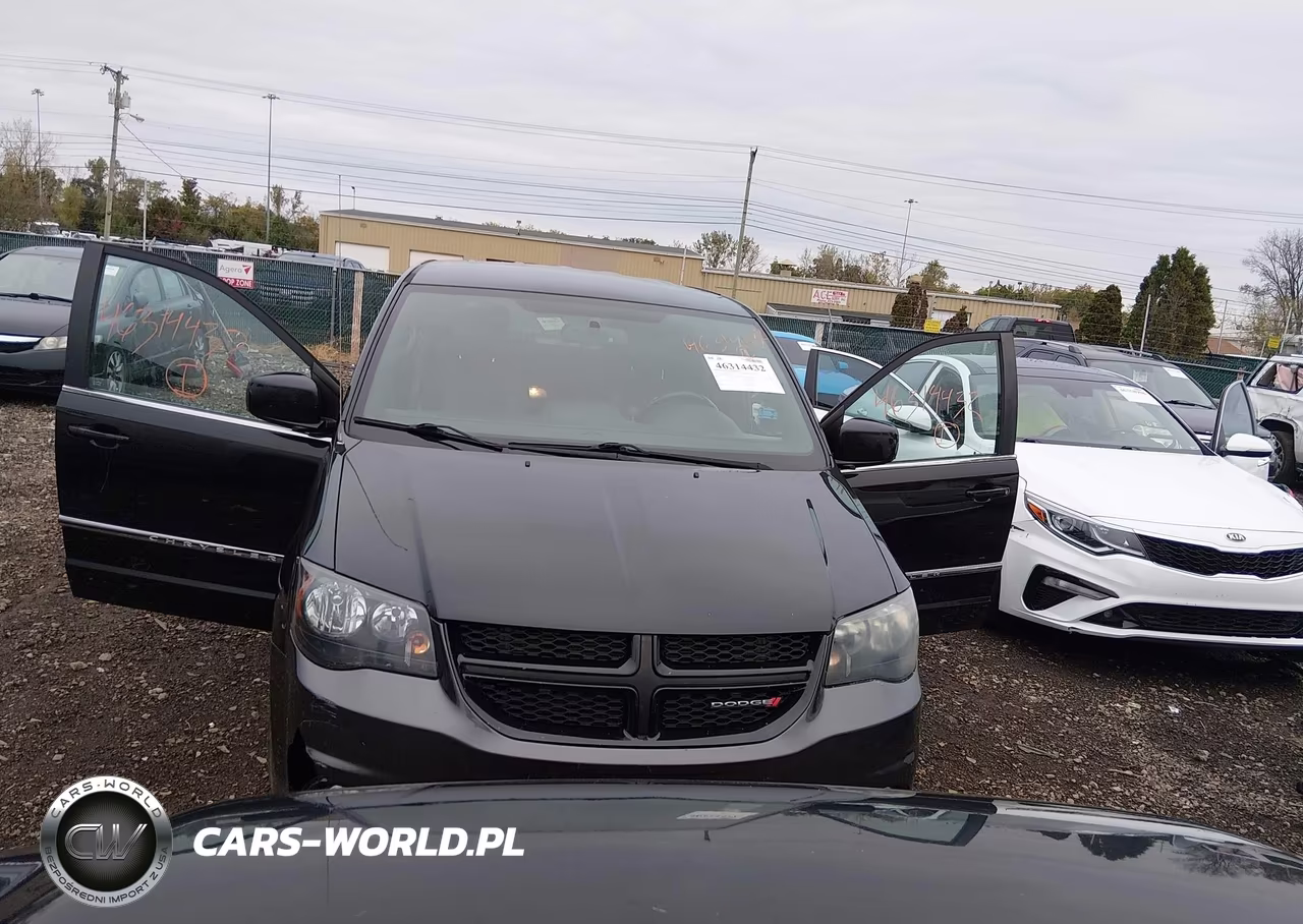 2015 Chrysler Town & Country S VIN:2C4RC1HG2FR553818 - 6