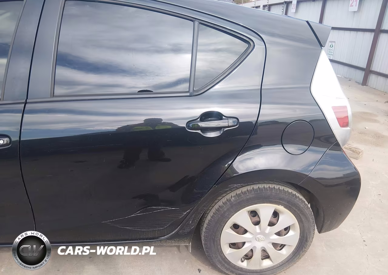 2013 Toyota Prius C Three VIN:JTDKDTB33D1050431 - 17