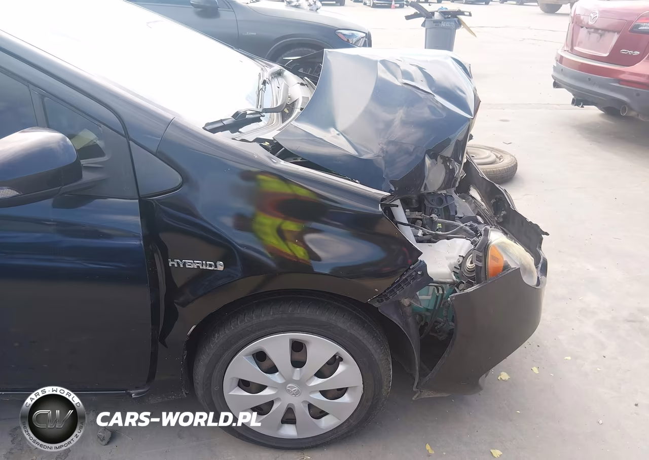 2013 Toyota Prius C Three VIN:JTDKDTB33D1050431 - 19