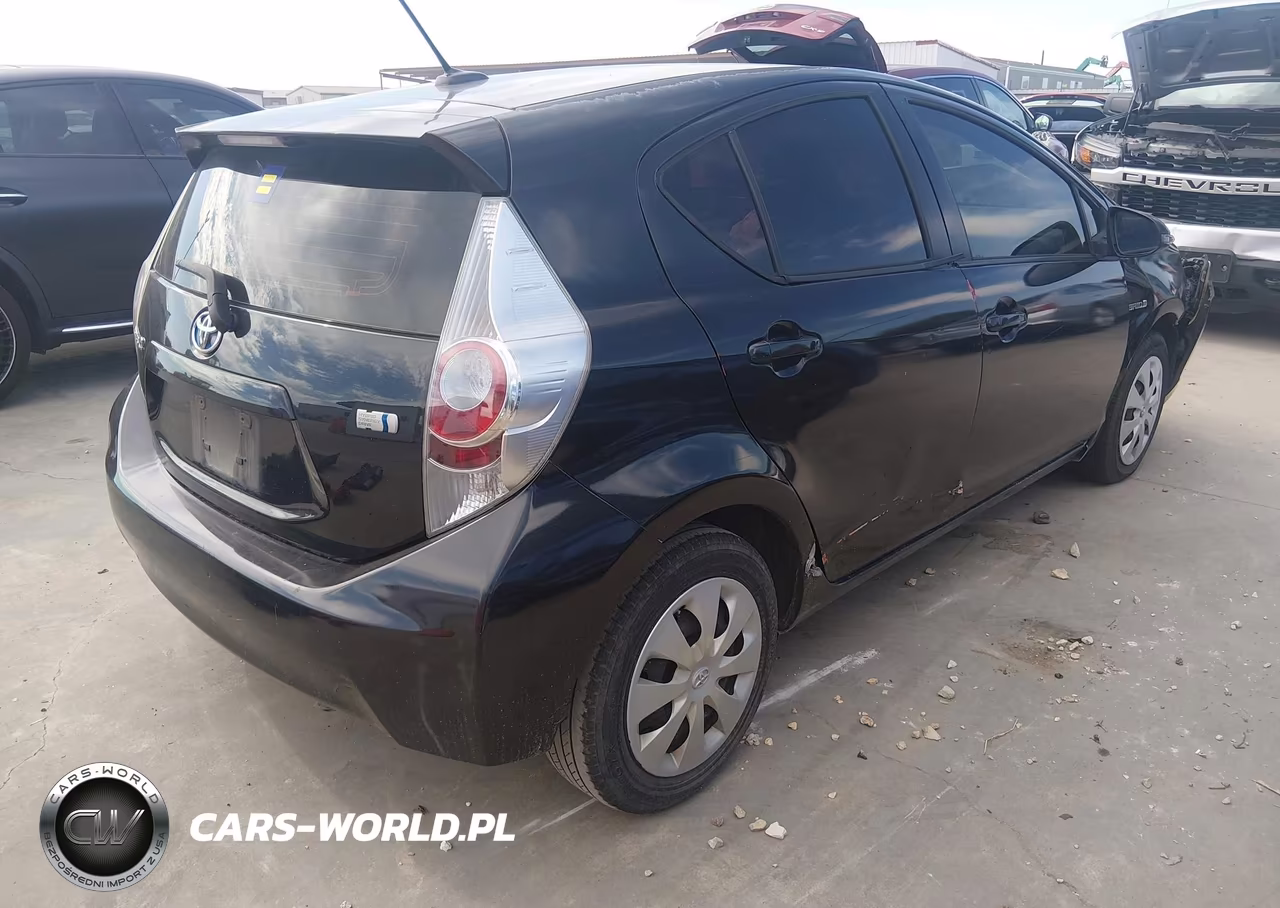 2013 Toyota Prius C Three VIN:JTDKDTB33D1050431 - 4