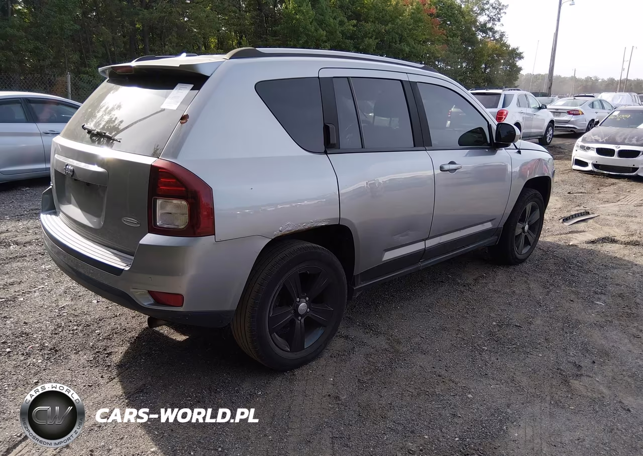 2016 Jeep Compass Latitude VIN:1C4NJDEB3GD784925 - 4