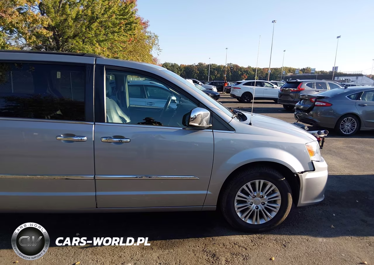 2015 Chrysler Town & Country Touring-L VIN:2C4RC1CG7FR554762 - 17