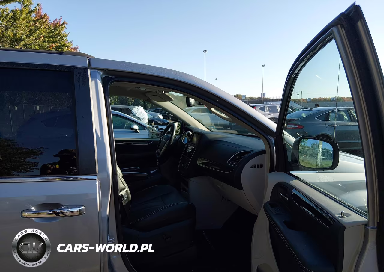 2015 Chrysler Town & Country Touring-L VIN:2C4RC1CG7FR554762 - 5