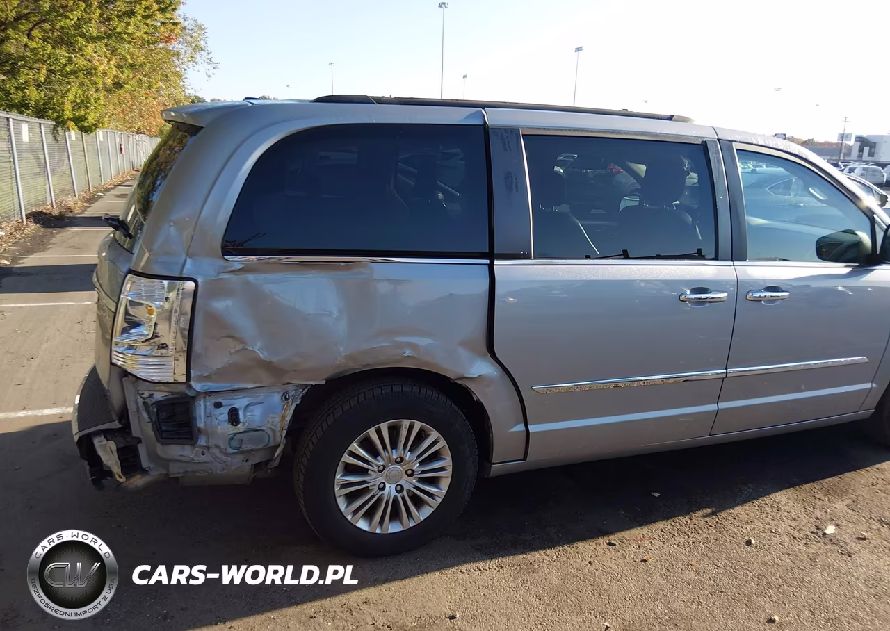 2015 Chrysler Town & Country Touring-L VIN:2C4RC1CG7FR554762 - 6