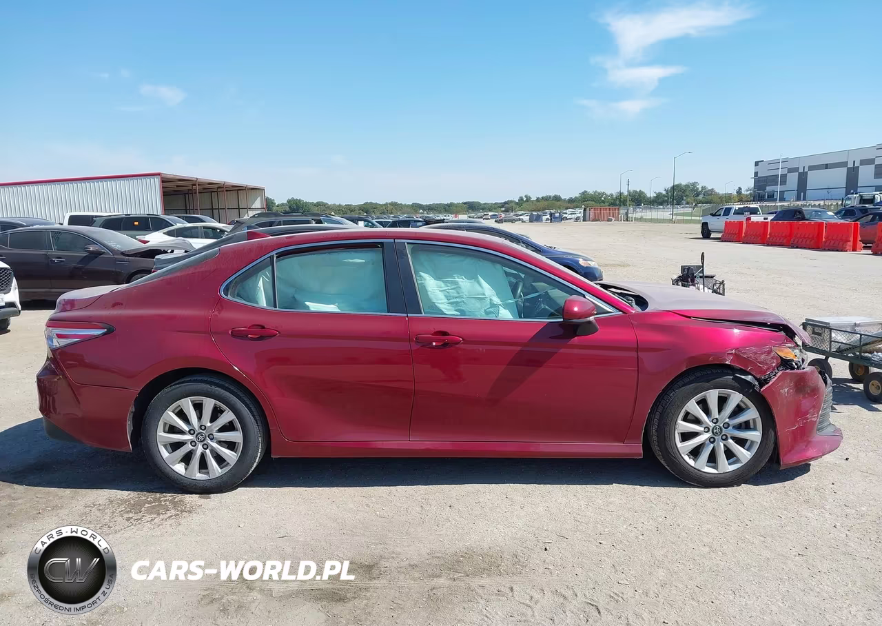 2019 Toyota Camry Le VIN:4T1B11HK1KU782818 - 13
