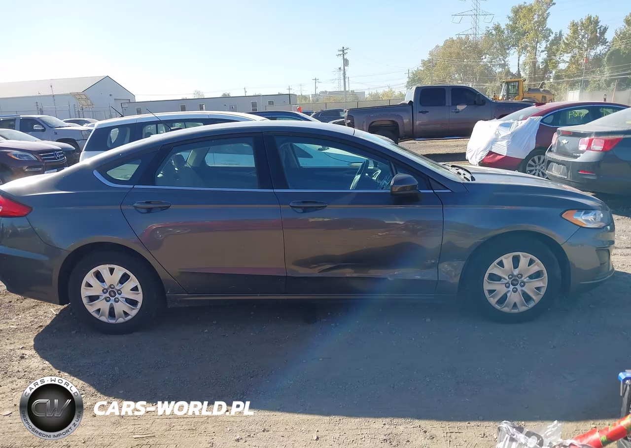 2019 Ford Fusion S VIN:3FA6P0G73KR282359 - 13