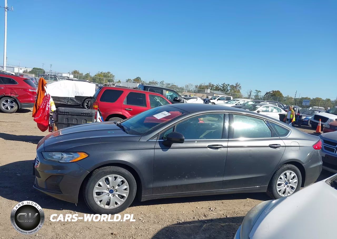 2019 Ford Fusion S VIN:3FA6P0G73KR282359 - 14