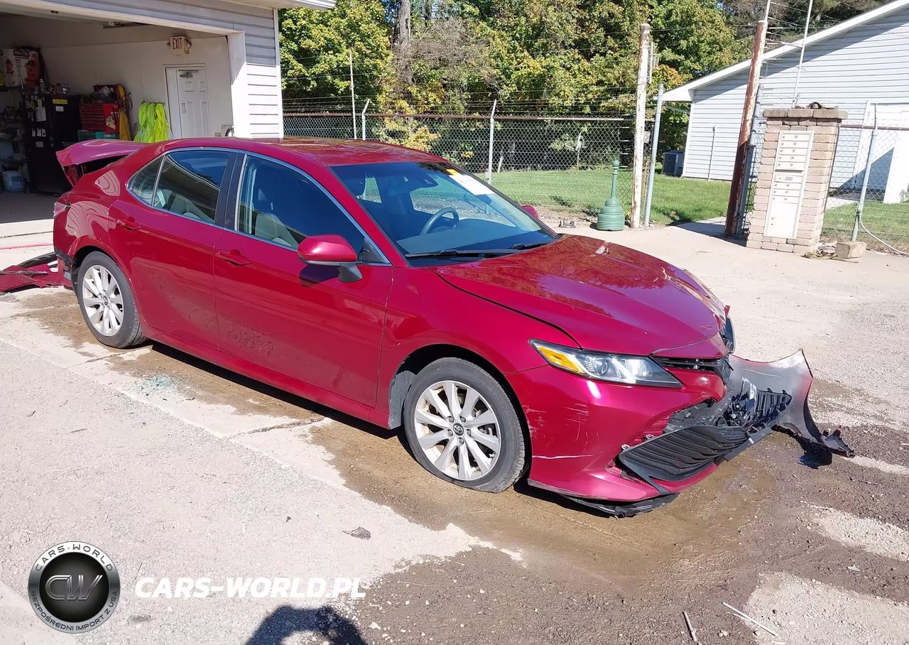 2018 Toyota Camry Le VIN:4T1B11HK5JU620317 - 1