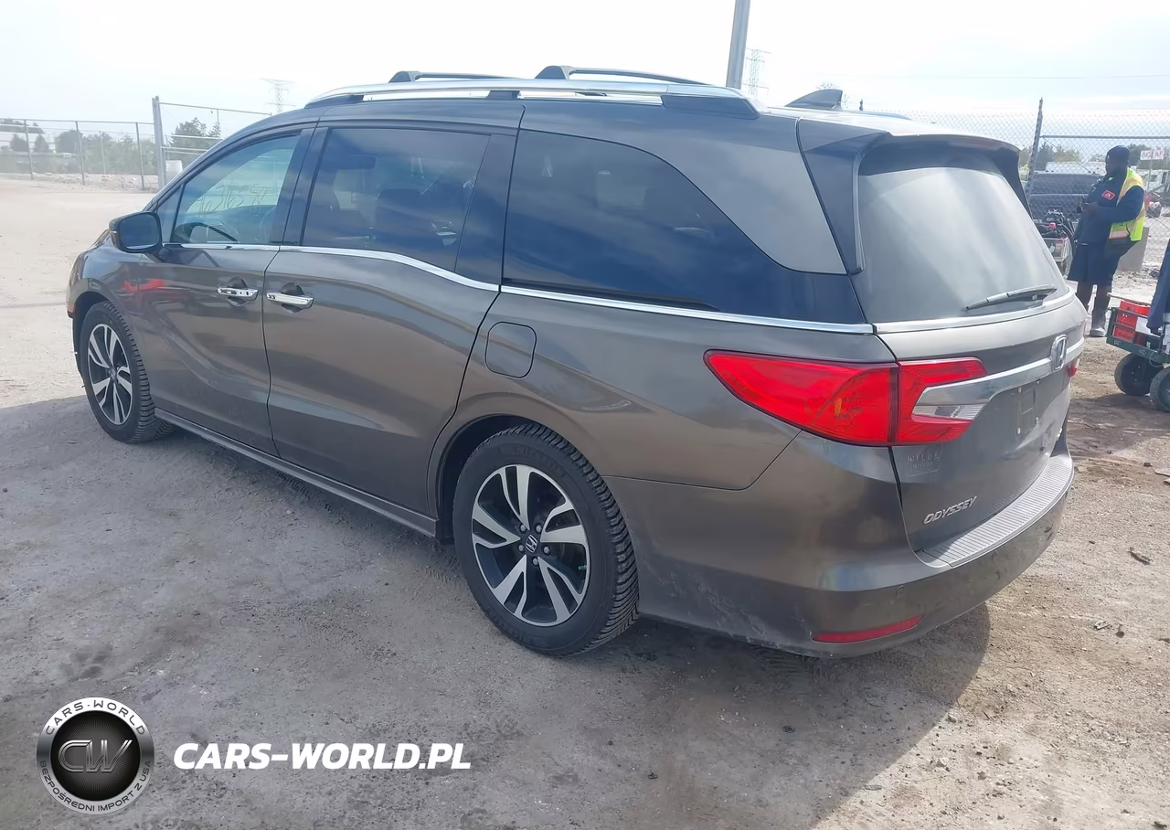 2018 Honda Odyssey Elite VIN:5FNRL6H99JB042660 - 3