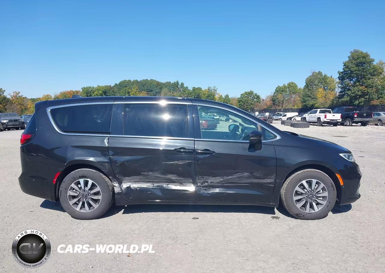 2023 Chrysler Pacifica Hybrid Touring L VIN:2C4RC1L76PR541700 - 18
