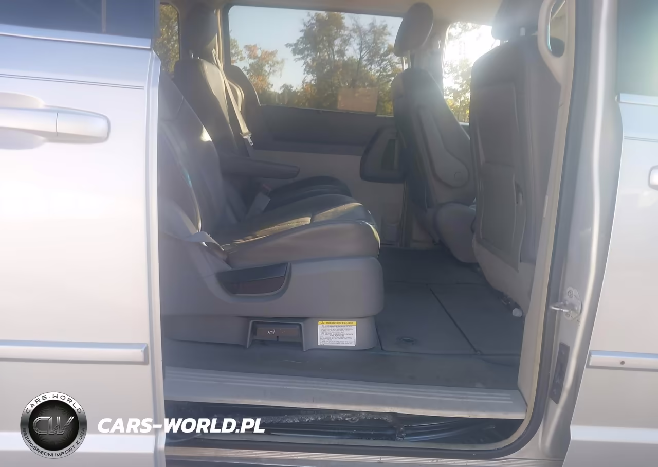 2008 Chrysler Town & Country Touring VIN:2A8HR54P88R128641 - 4