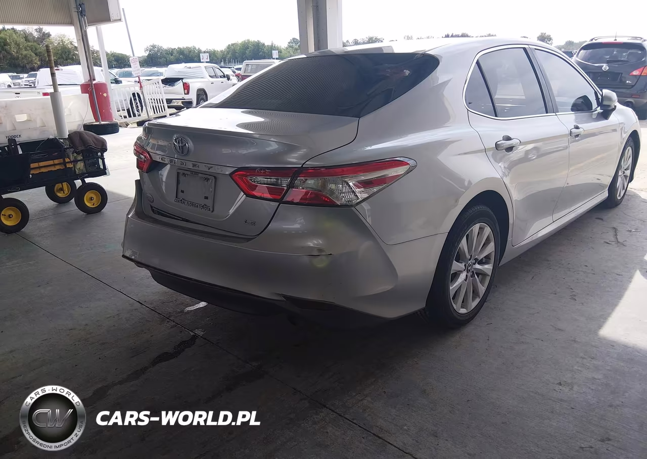 2018 Toyota Camry Le VIN:4T1B11HK5JU022907 - 4