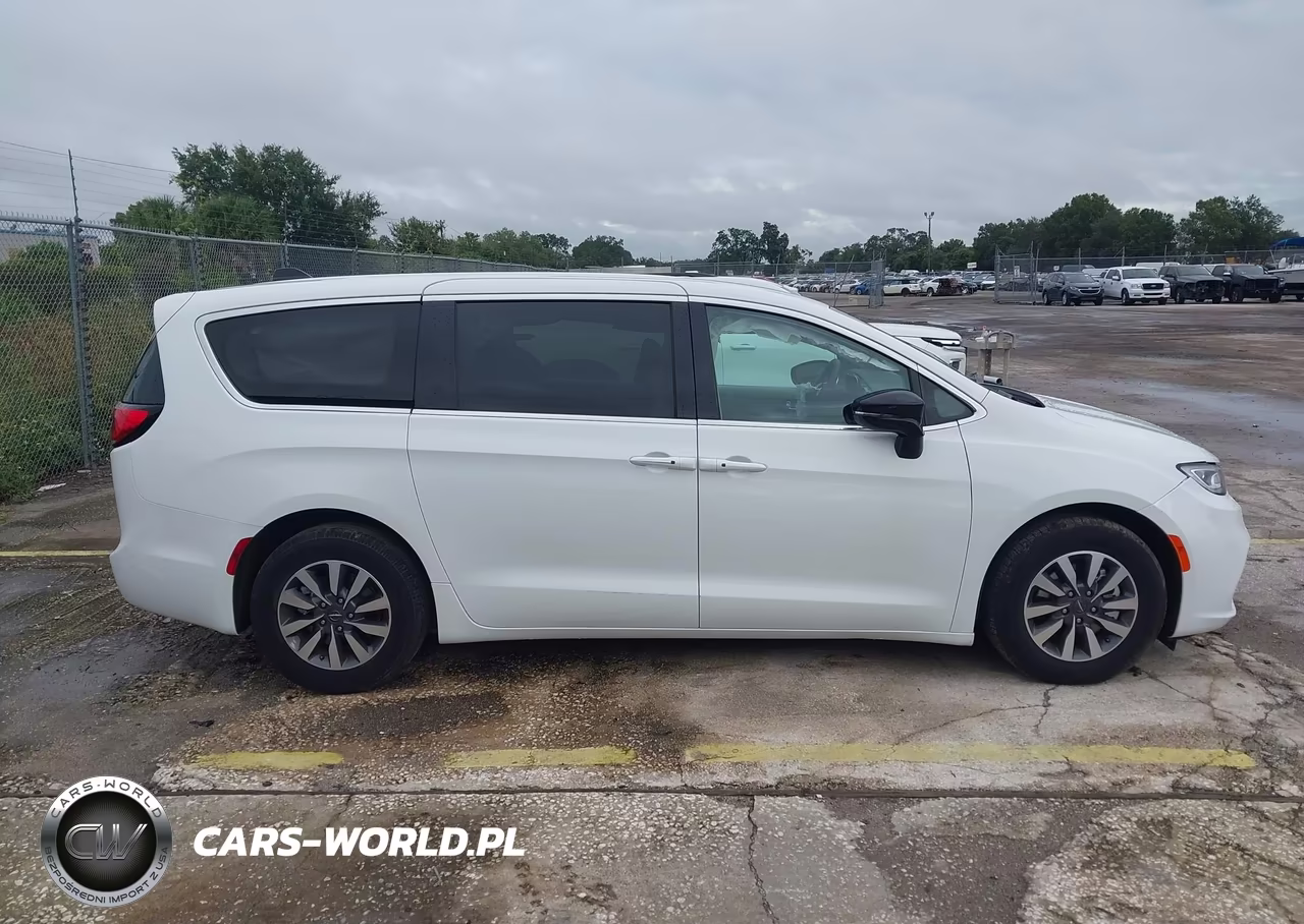 2024 Chrysler Pacifica Hybrid Select VIN:2C4RC1S76RR153418 - 13