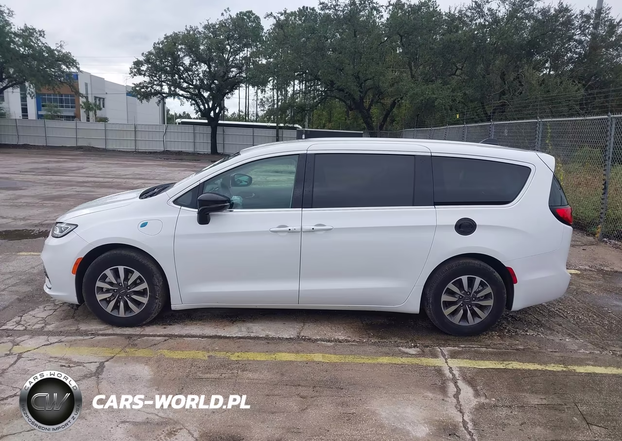 2024 Chrysler Pacifica Hybrid Select VIN:2C4RC1S76RR153418 - 14