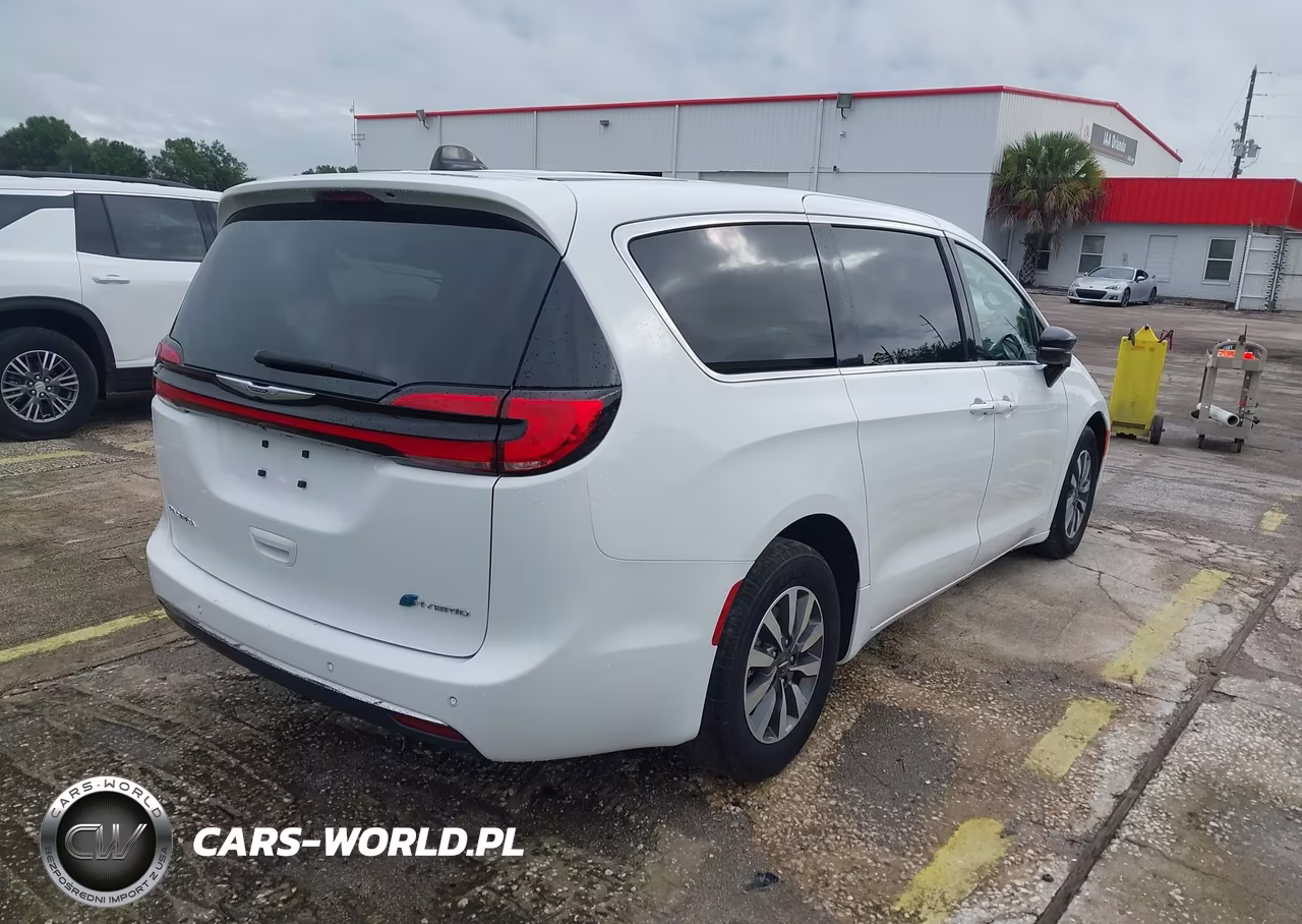 2024 Chrysler Pacifica Hybrid Select VIN:2C4RC1S76RR153418 - 4