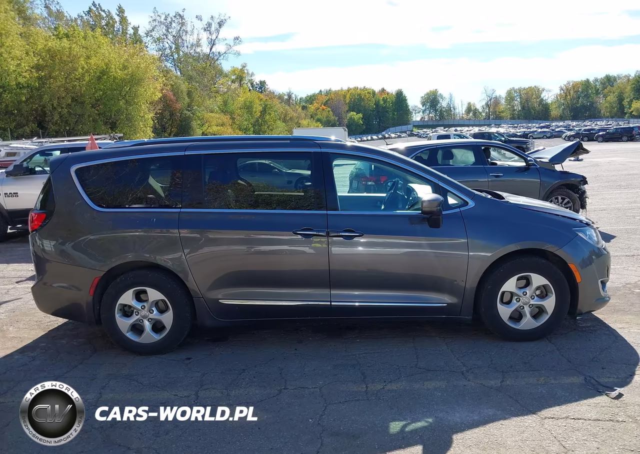 2017 Chrysler Pacifica Touring-L Plus VIN:2C4RC1EG6HR541923 - 13
