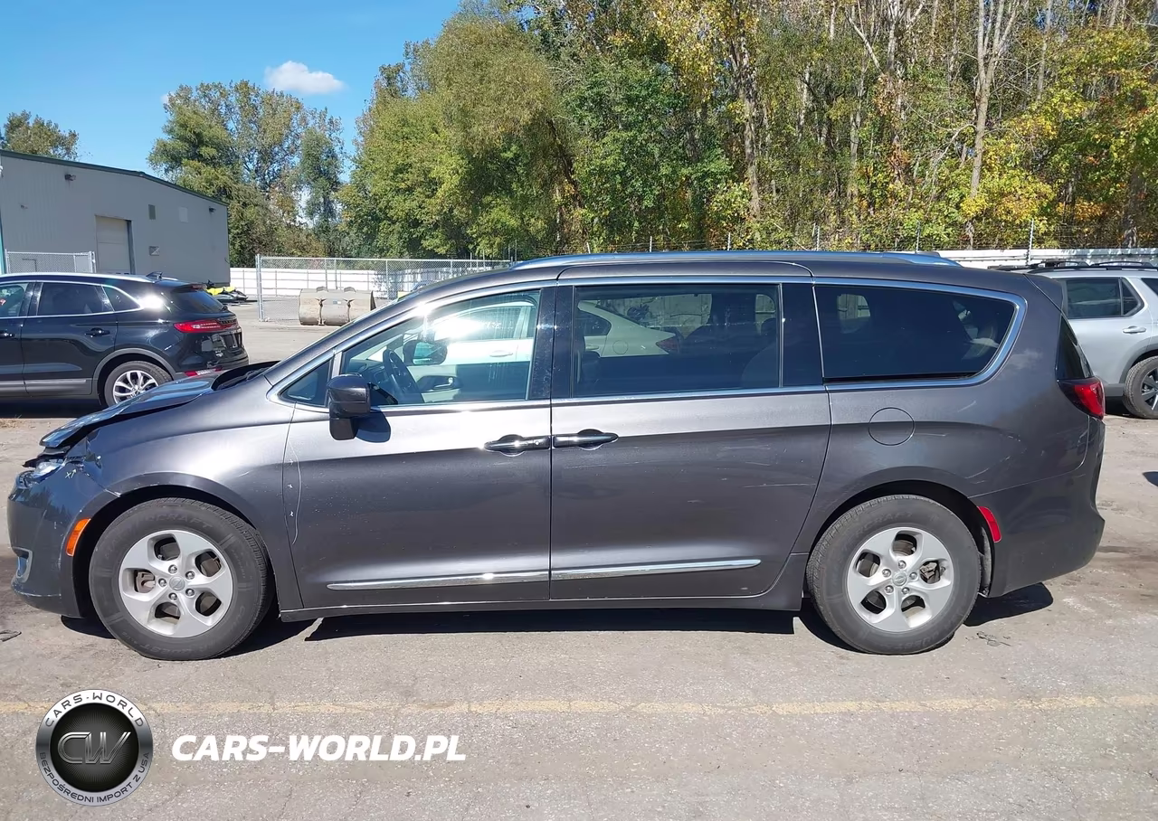 2017 Chrysler Pacifica Touring-L Plus VIN:2C4RC1EG6HR541923 - 14