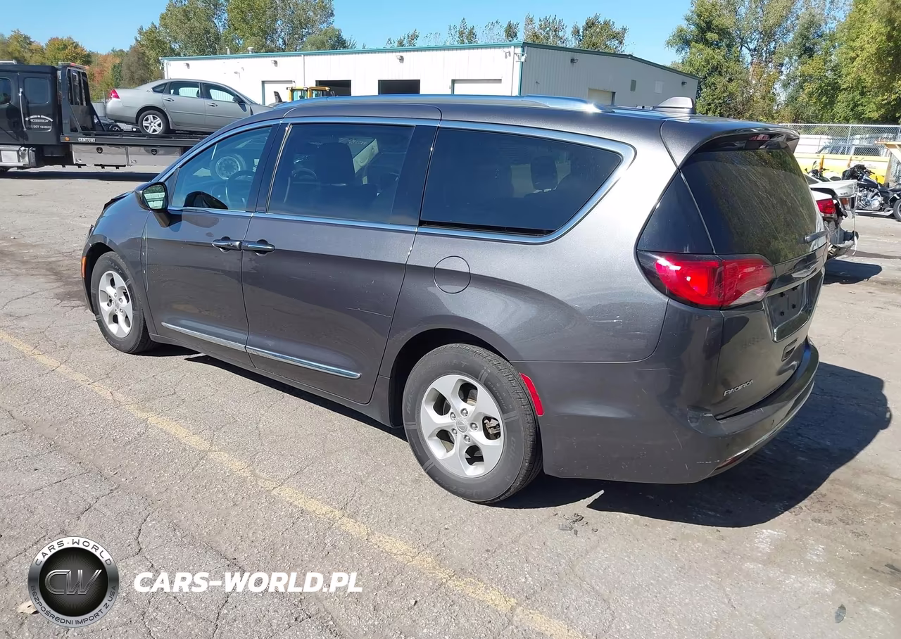 2017 Chrysler Pacifica Touring-L Plus VIN:2C4RC1EG6HR541923 - 3