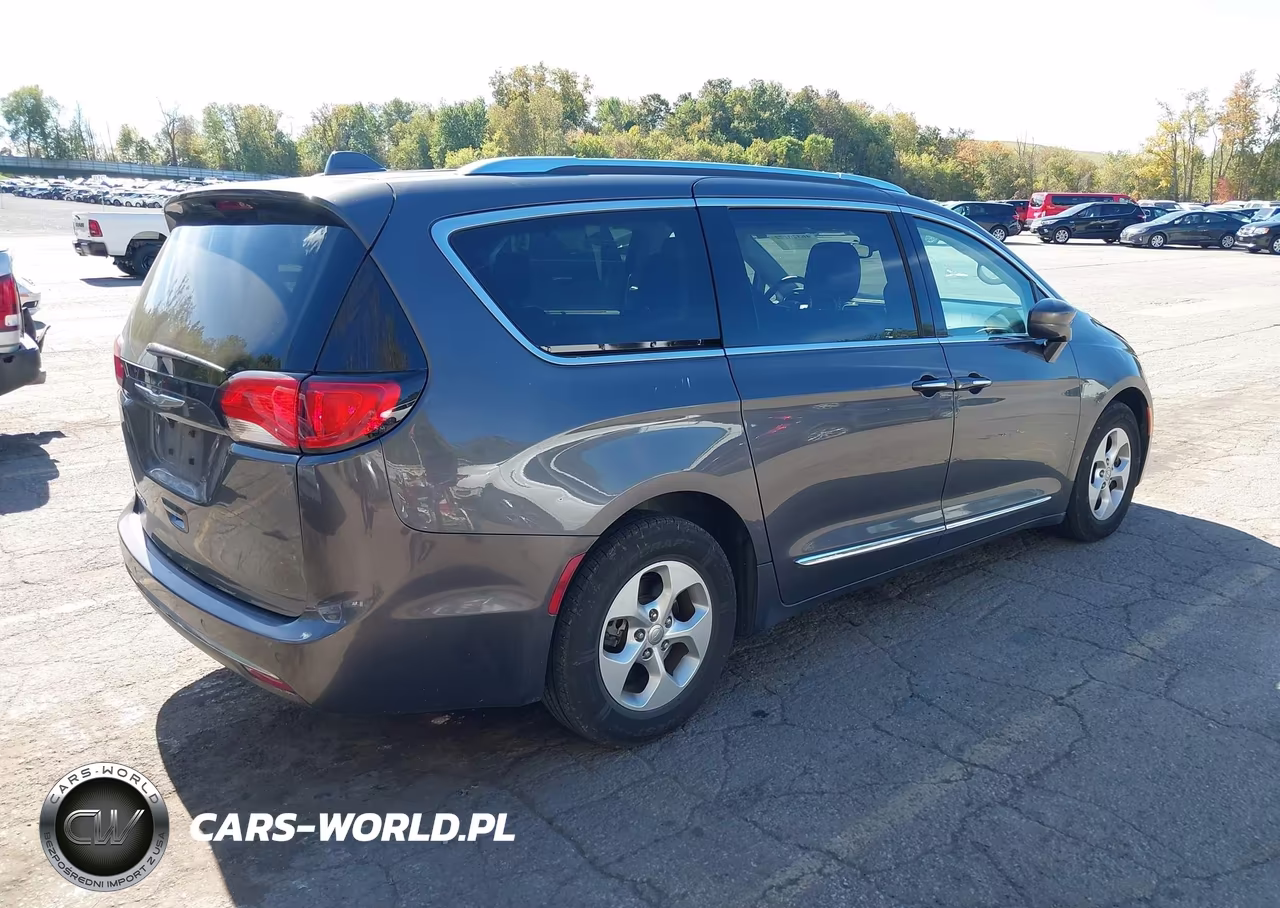 2017 Chrysler Pacifica Touring-L Plus VIN:2C4RC1EG6HR541923 - 4