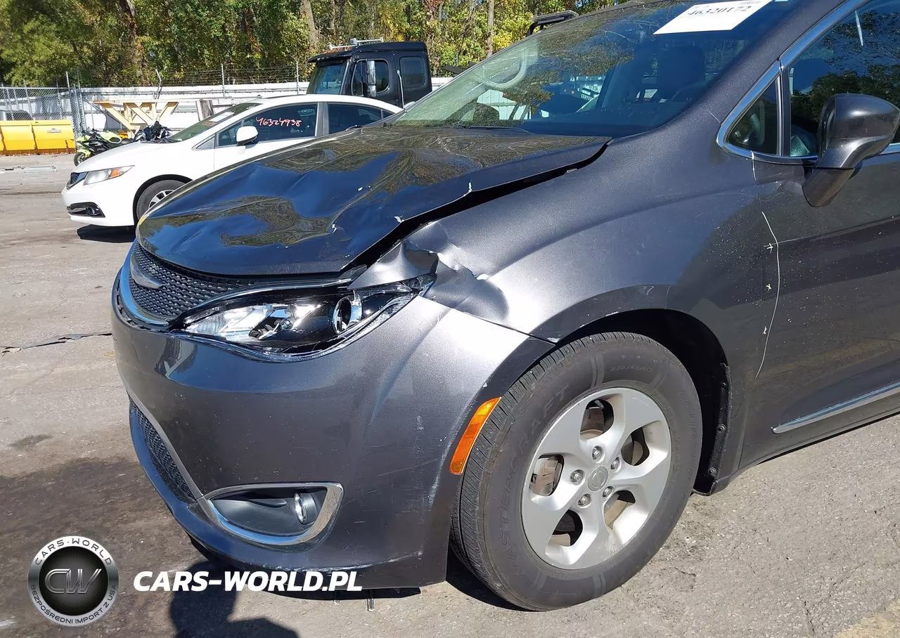 2017 Chrysler Pacifica Touring-L Plus VIN:2C4RC1EG6HR541923 - 6