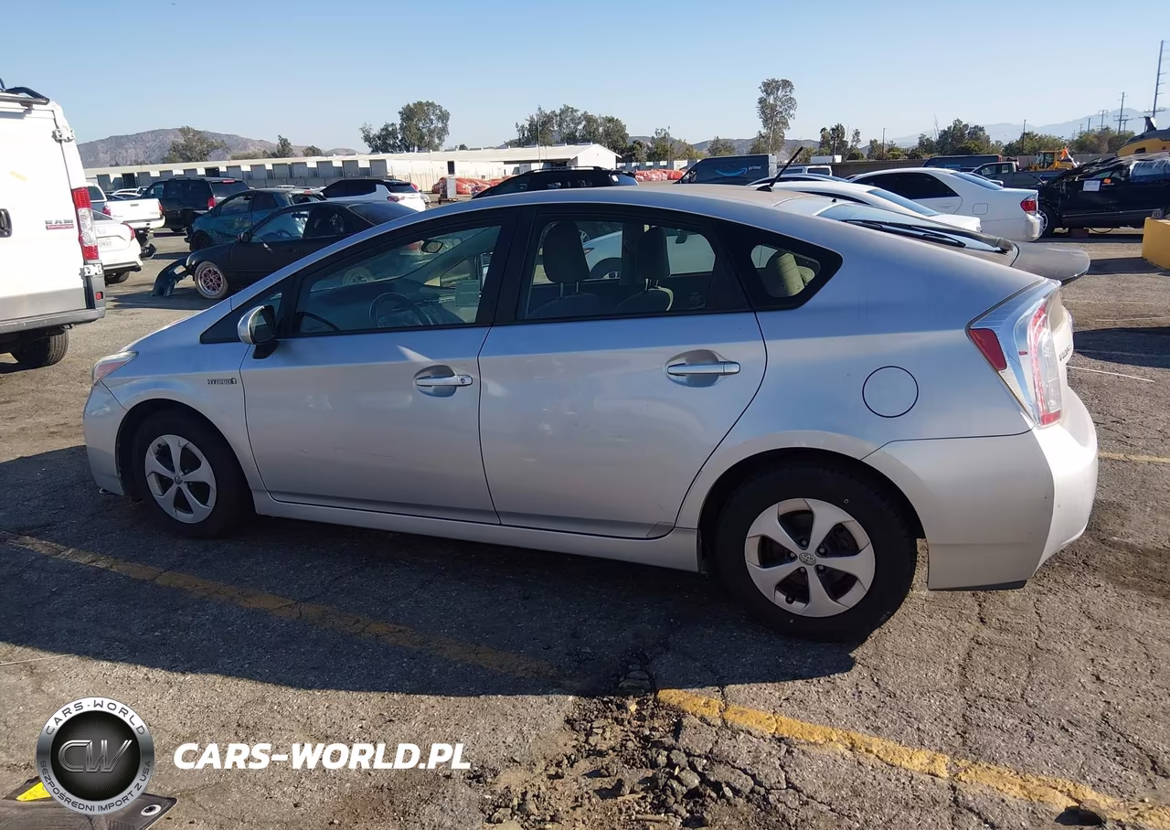 2015 Toyota Prius Two VIN:JTDKN3DU5F0396881 - 14