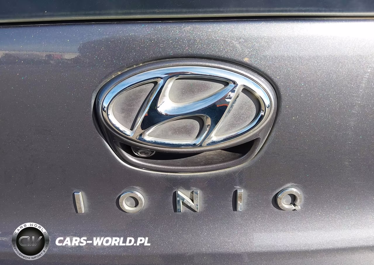 2018 Hyundai Ioniq Hybrid Blue VIN:KMHC65LC2JU100623 - 12