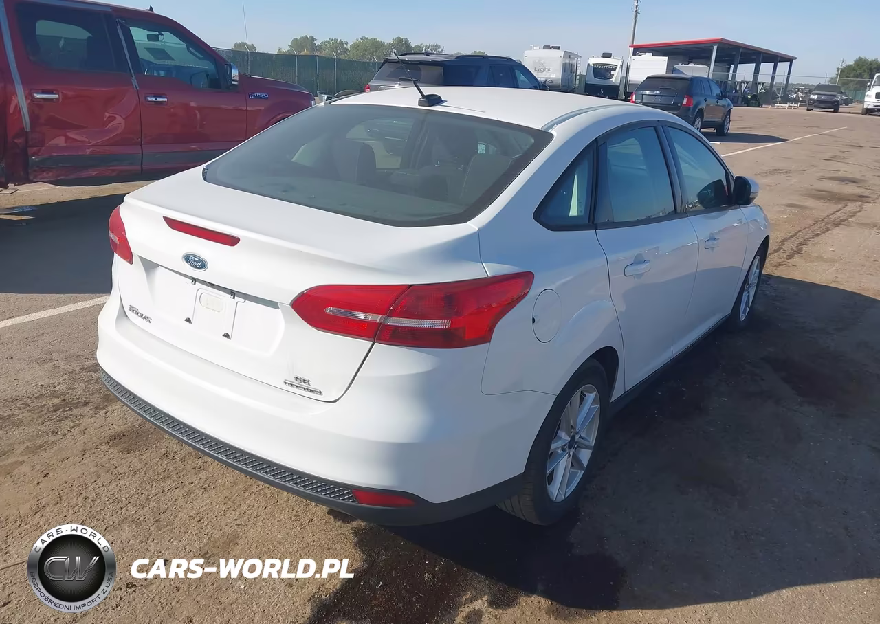 2016 Ford Focus Se VIN:1FADP3F26GL351162 - 4