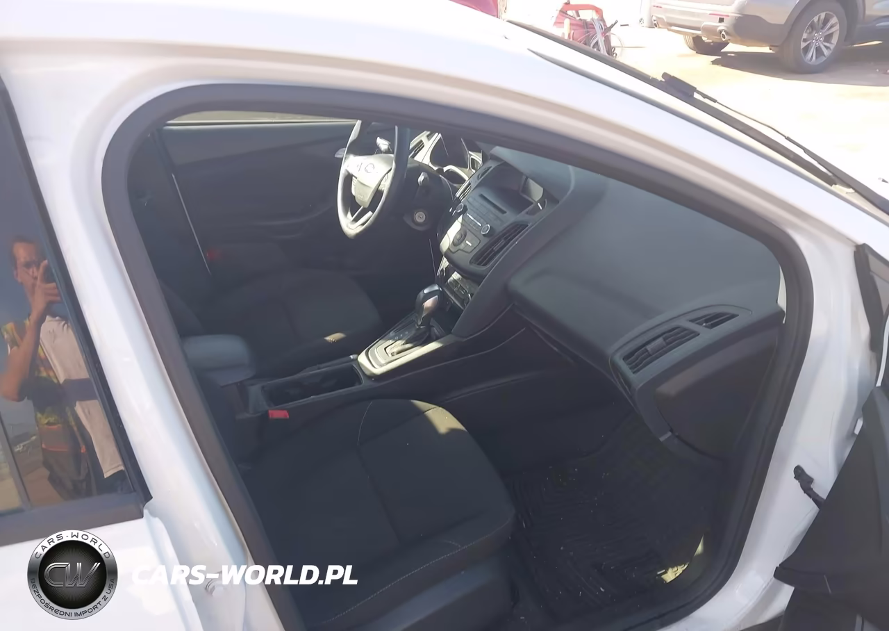 2016 Ford Focus Se VIN:1FADP3F26GL351162 - 5