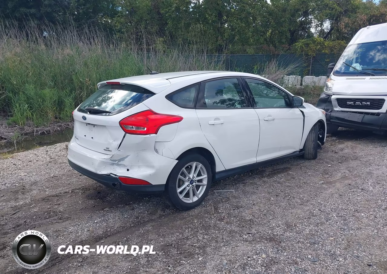 2015 Ford Focus Se VIN:1FADP3K23FL253310 - 4