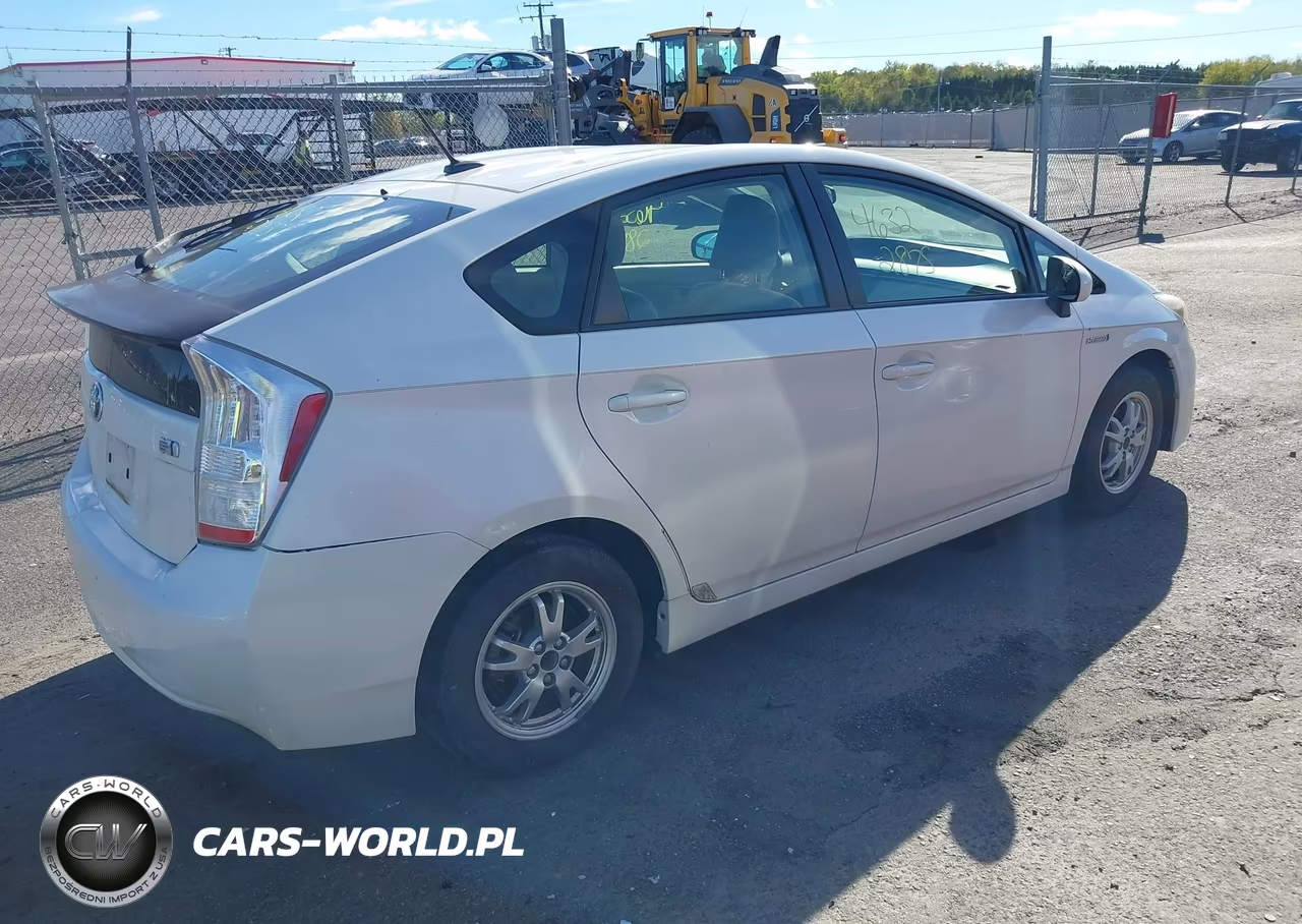 2011 Toyota Prius Three VIN:JTDKN3DU5B5332644 - 4