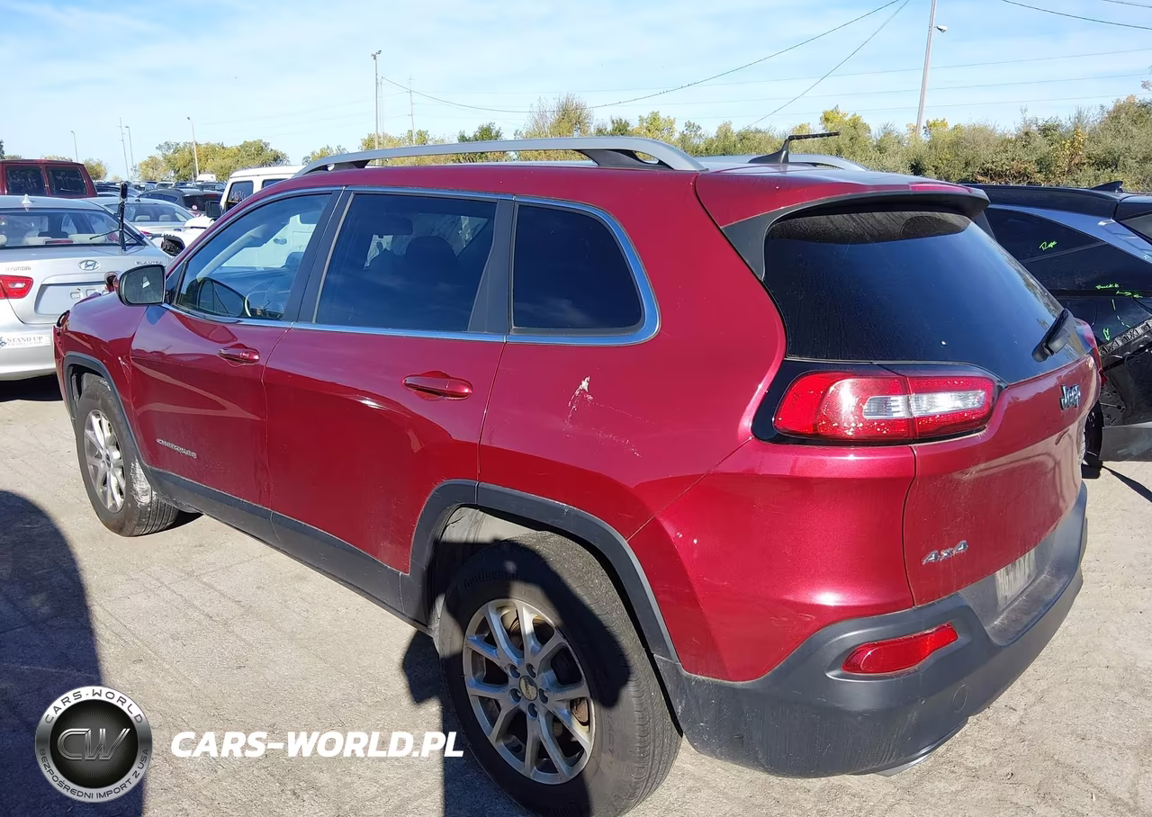 2017 Jeep Cherokee Latitude 4X4 VIN:1C4PJMCS6HW583103 - 3