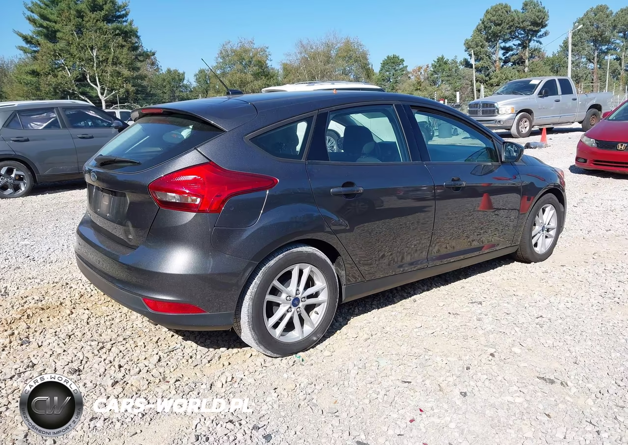 2018 Ford Focus Se VIN:1FADP3K29JL264949 - 4