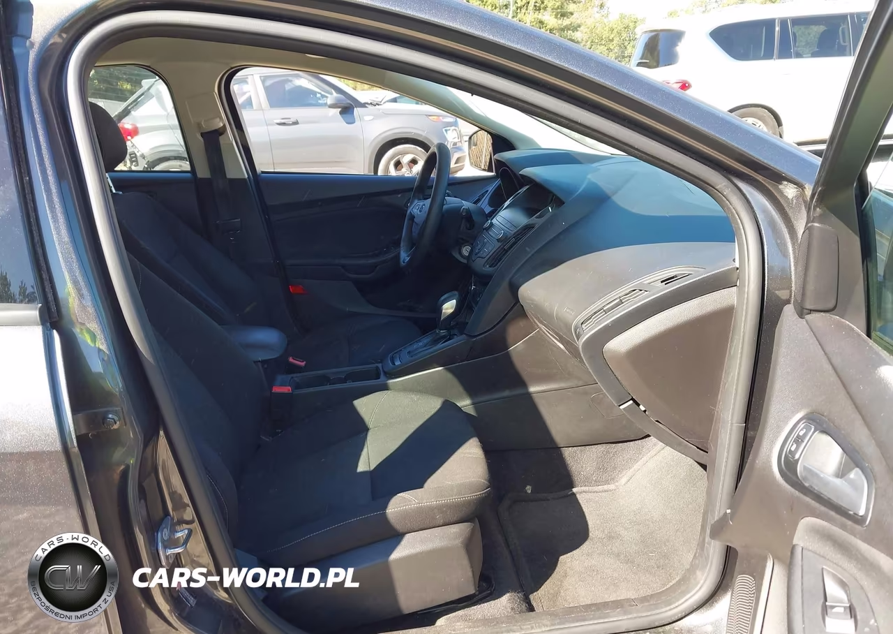 2018 Ford Focus Se VIN:1FADP3K29JL264949 - 5
